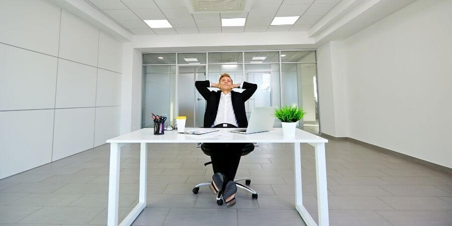 CapitalBox-entreprenor-sitter-vid-ett-skrivbord CapitalBox-entreprenor-sitter-vid-ett-skrivbord