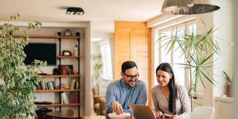 man en vrouw ondernemers kijken naar een laptop man en vrouw ondernemers kijken naar een laptop